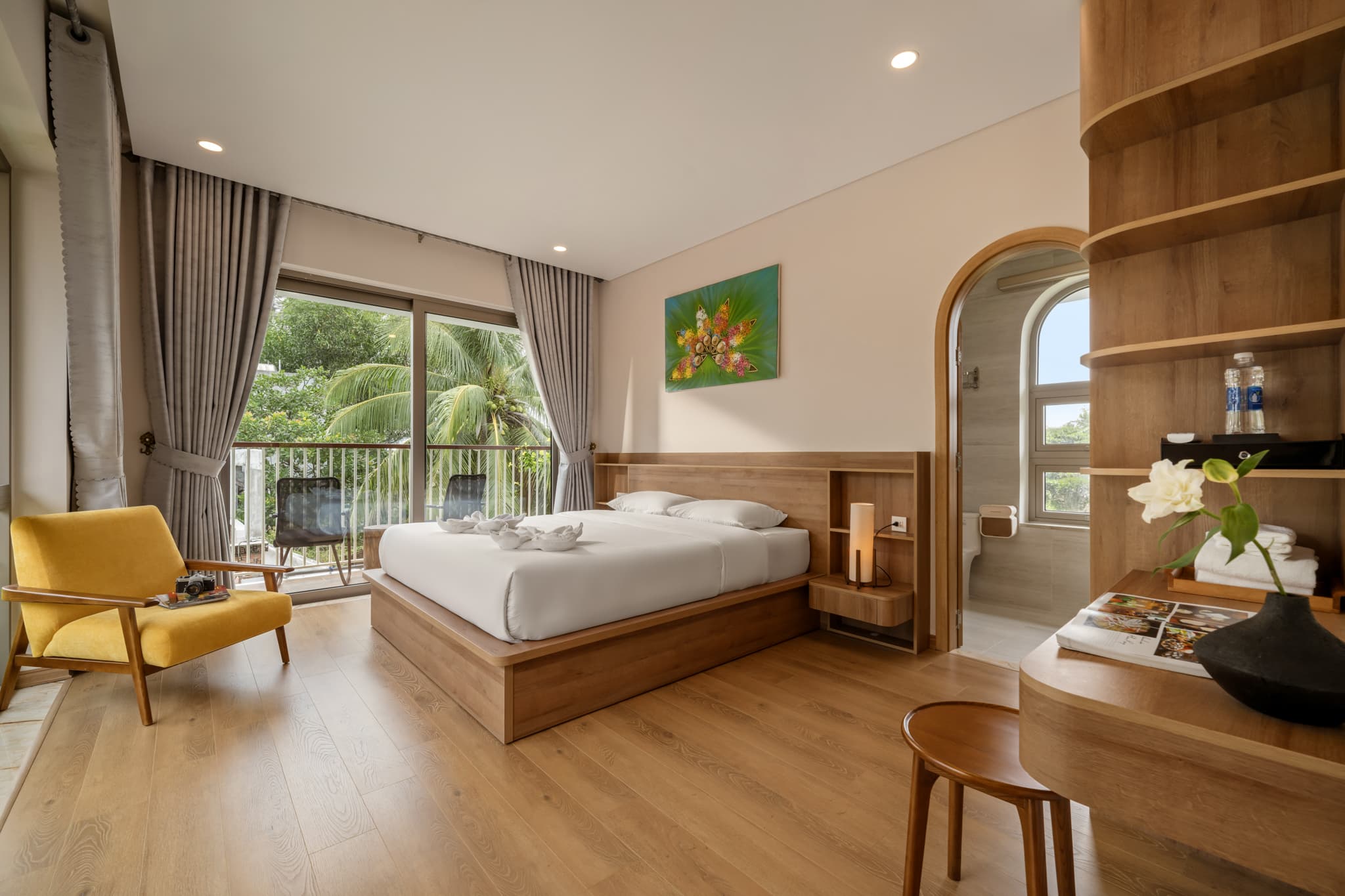 Master Suite with Bathtub