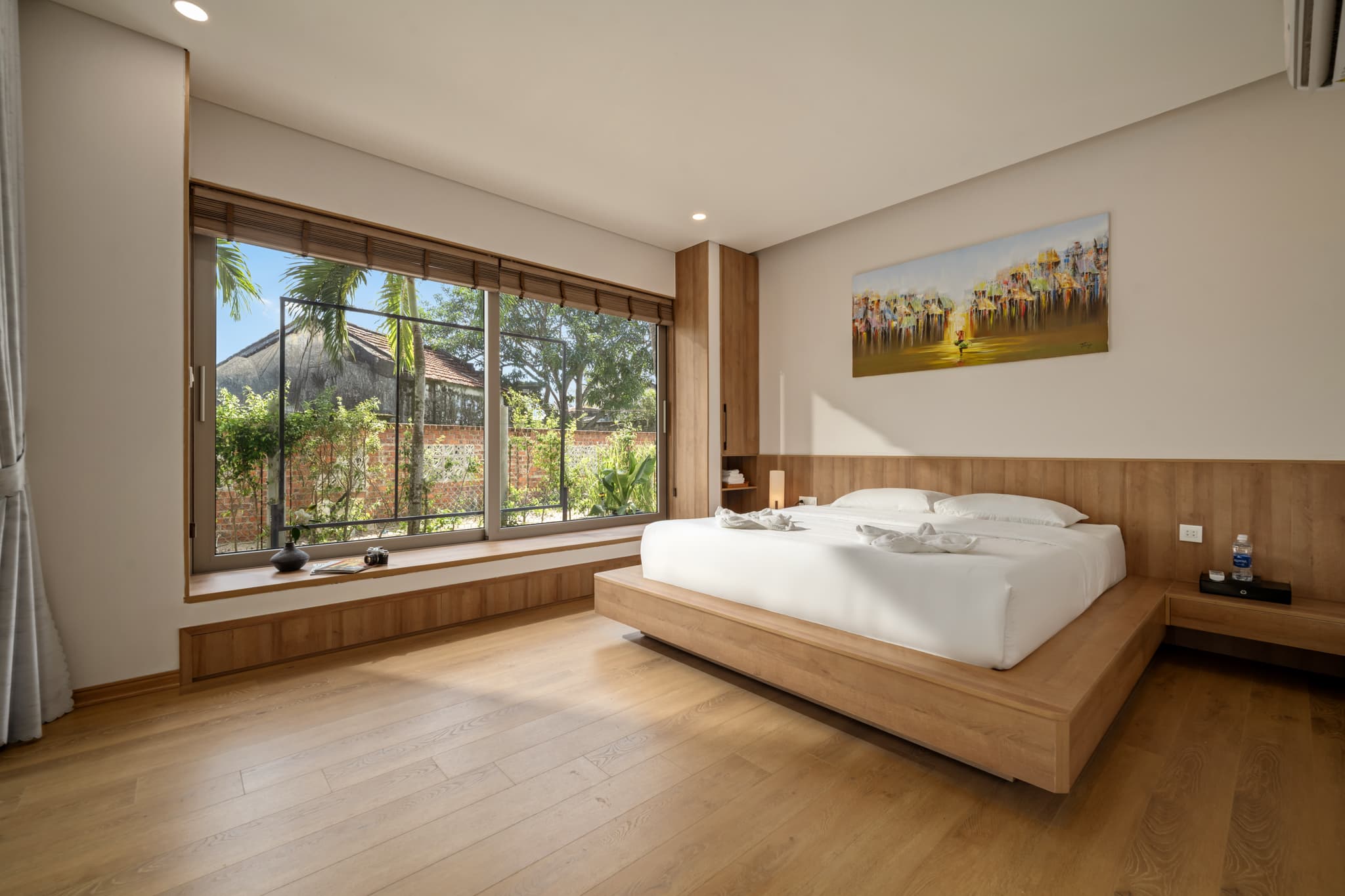 Pool Suite with Bathtub